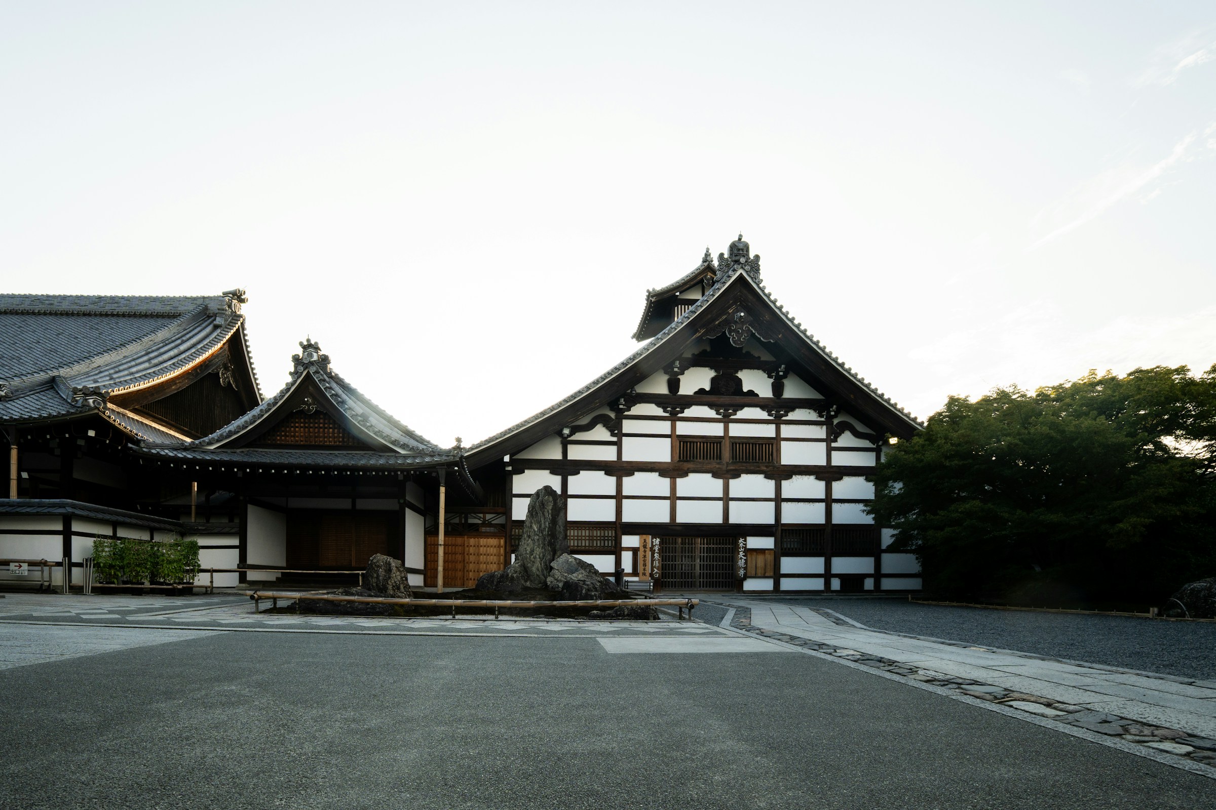 静かな寺院と庭園のイメージ
